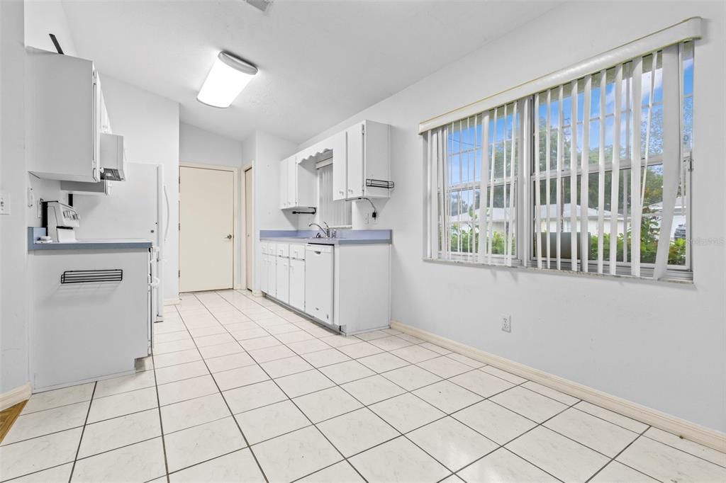 Active With Contract: $205,000 (3 beds, 2 baths, 1108 Square Feet)