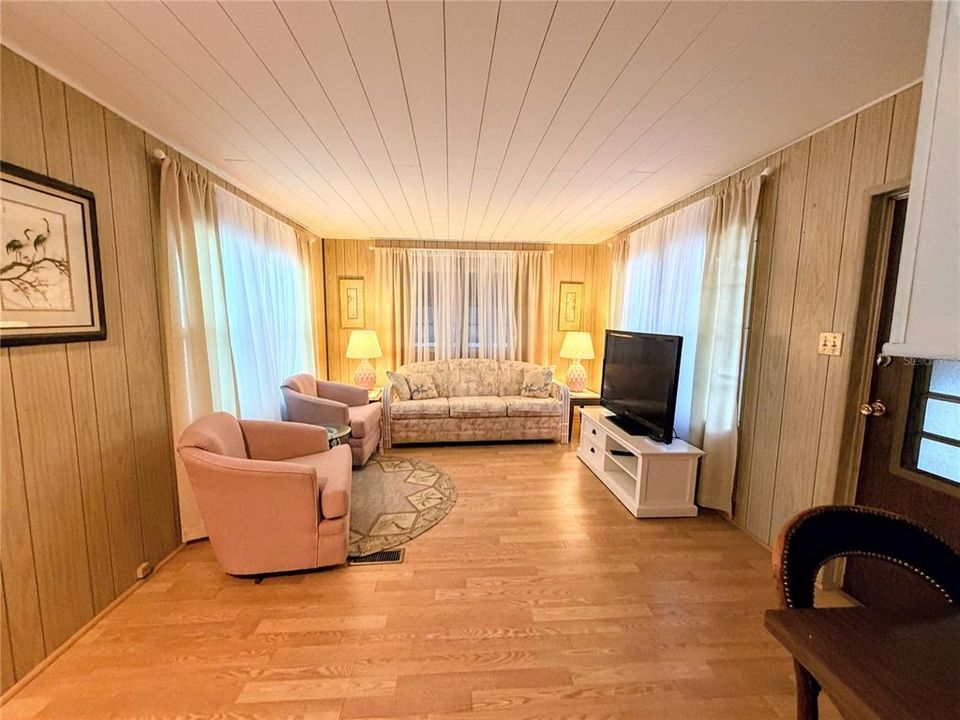 На продажу: $165,000 (2 спален, 1 ванн, 697 Квадратных фут)