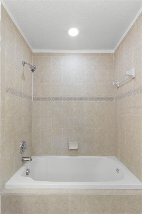 En Venta: $429,000 (4 camas, 2 baños, 1606 Pies cuadrados)