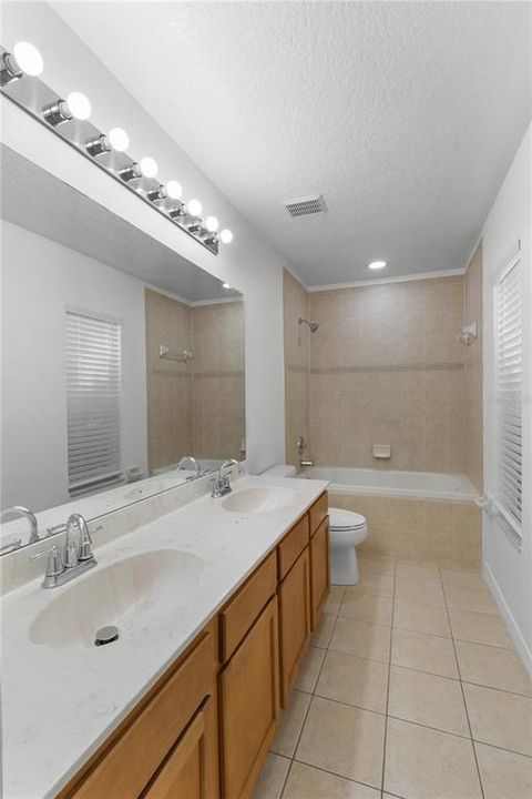 En Venta: $429,000 (4 camas, 2 baños, 1606 Pies cuadrados)