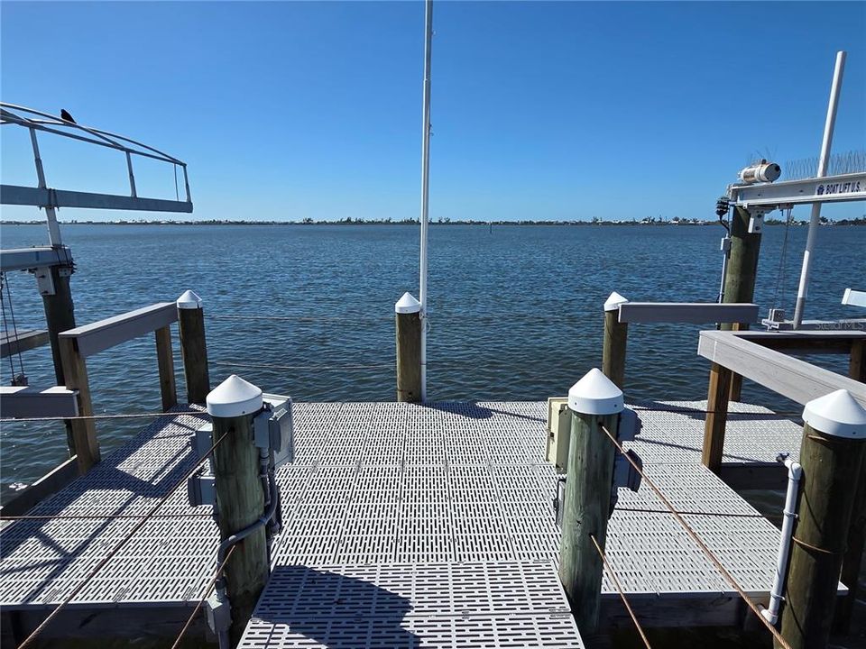 En Venta: $1,450,000 (1.25 acres)