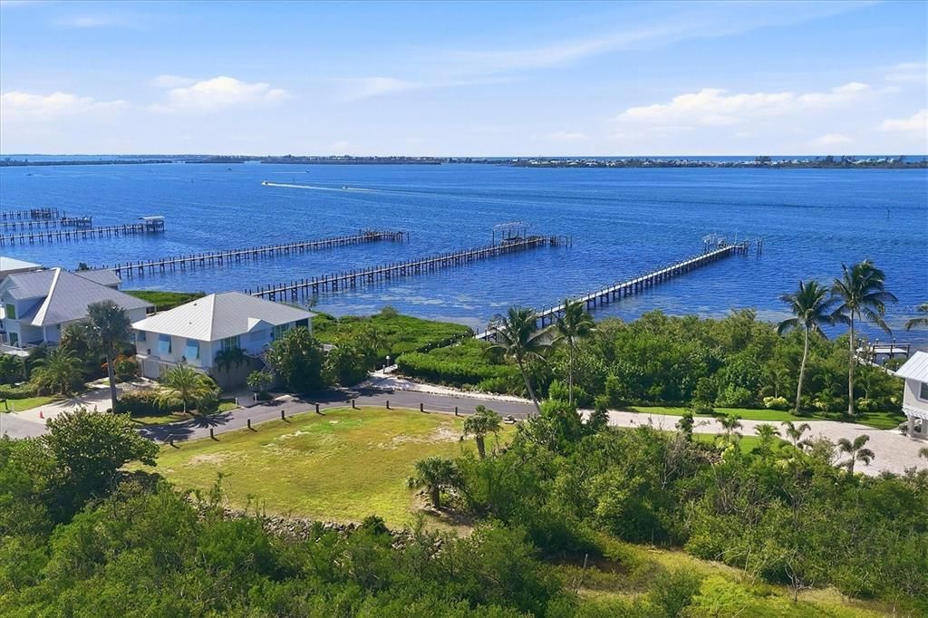 En Venta: $1,450,000 (1.25 acres)