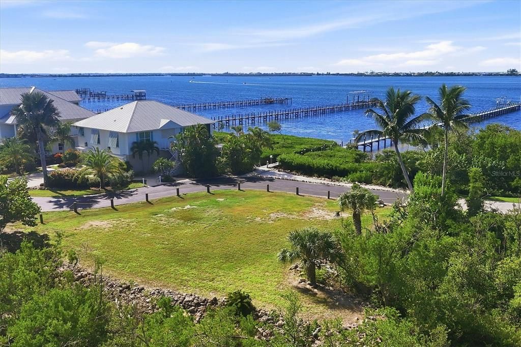 En Venta: $1,450,000 (1.25 acres)