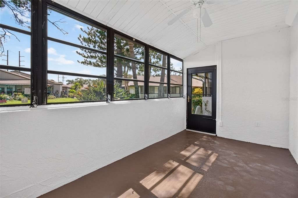 For Sale: $159,900 (2 beds, 2 baths, 1110 Square Feet)