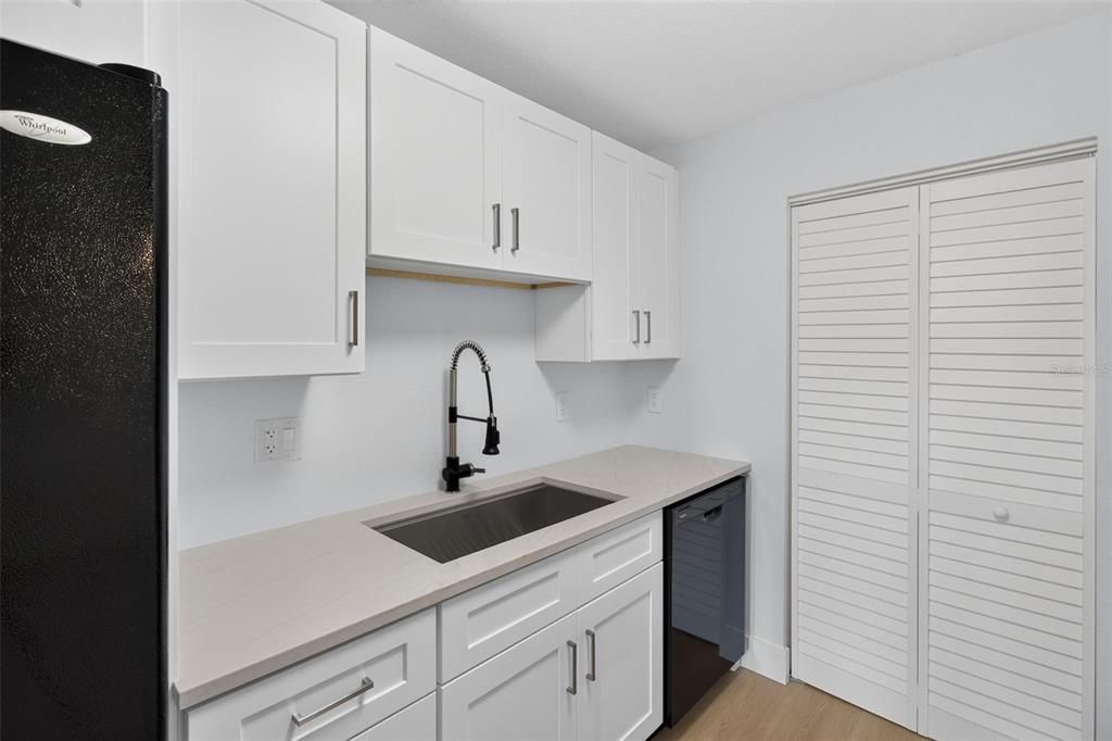 For Sale: $159,900 (2 beds, 2 baths, 1110 Square Feet)