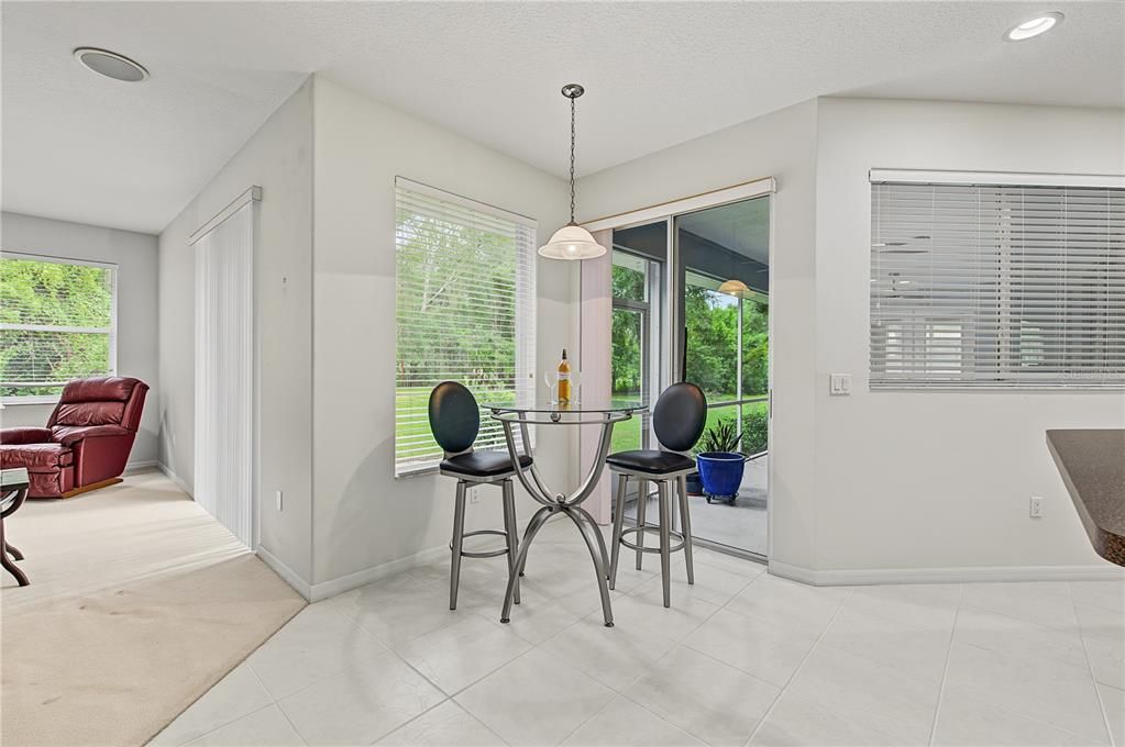 En Venta: $699,000 (3 camas, 3 baños, 2610 Pies cuadrados)