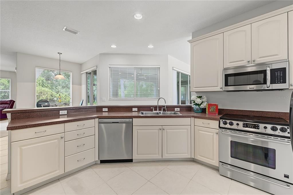 En Venta: $699,000 (3 camas, 3 baños, 2610 Pies cuadrados)