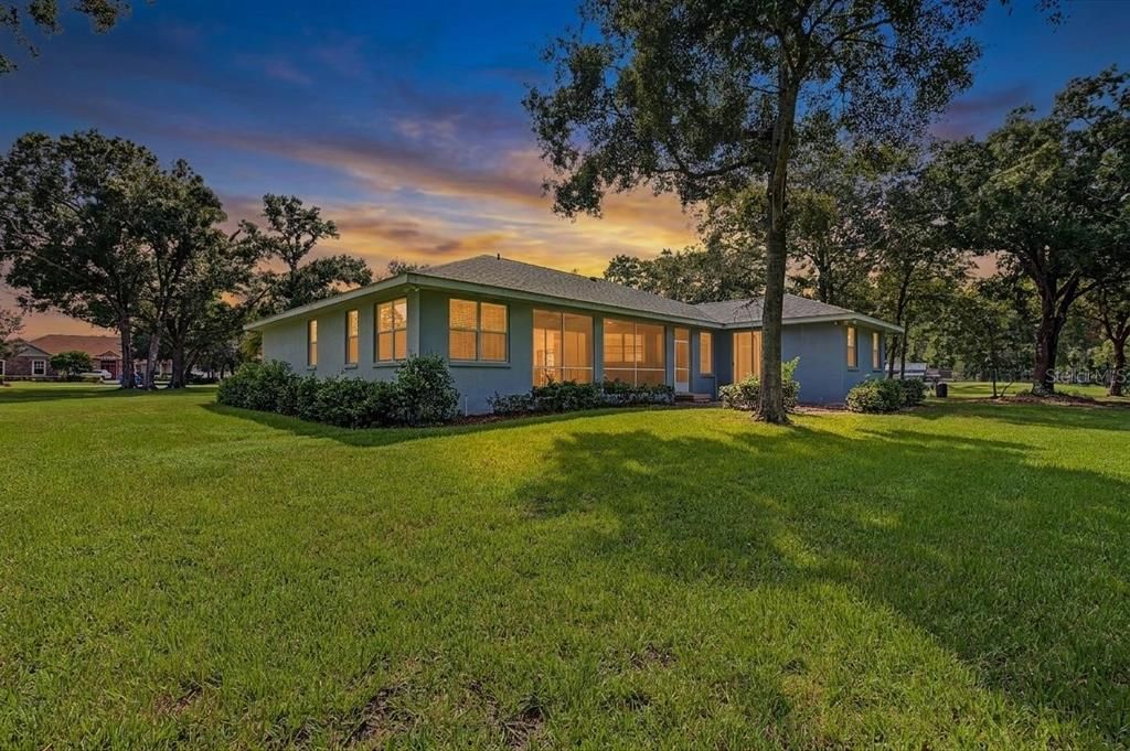 En Venta: $699,000 (3 camas, 3 baños, 2610 Pies cuadrados)