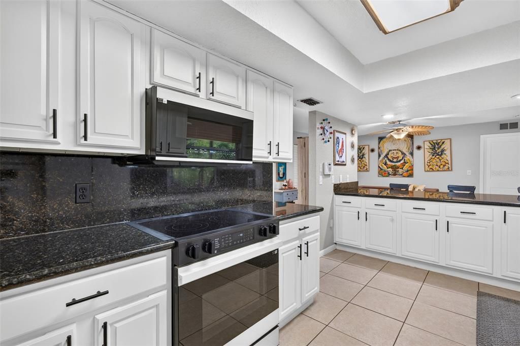На продажу: $629,900 (4 спален, 2 ванн, 1684 Квадратных фут)