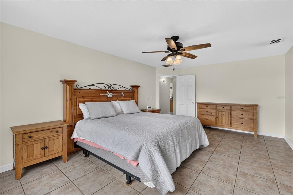 For Sale: $850,000 (3 beds, 2 baths, 2344 Square Feet)