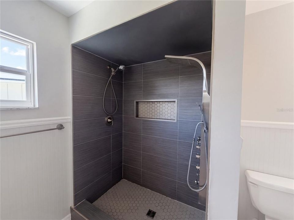 En Venta: $355,000 (4 camas, 2 baños, 1716 Pies cuadrados)
