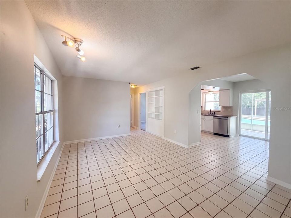 En Venta: $355,000 (4 camas, 2 baños, 1716 Pies cuadrados)