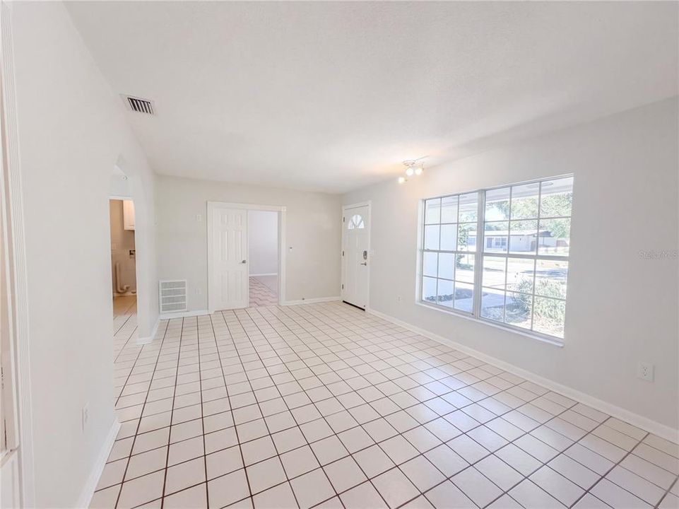 En Venta: $355,000 (4 camas, 2 baños, 1716 Pies cuadrados)