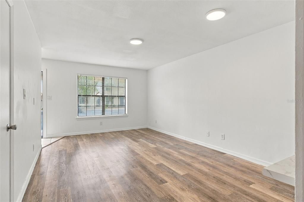 For Sale: $165,000 (2 beds, 1 baths, 896 Square Feet)