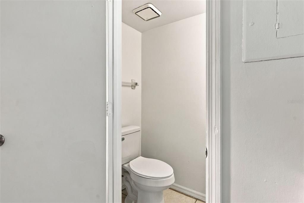 For Sale: $165,000 (2 beds, 1 baths, 896 Square Feet)