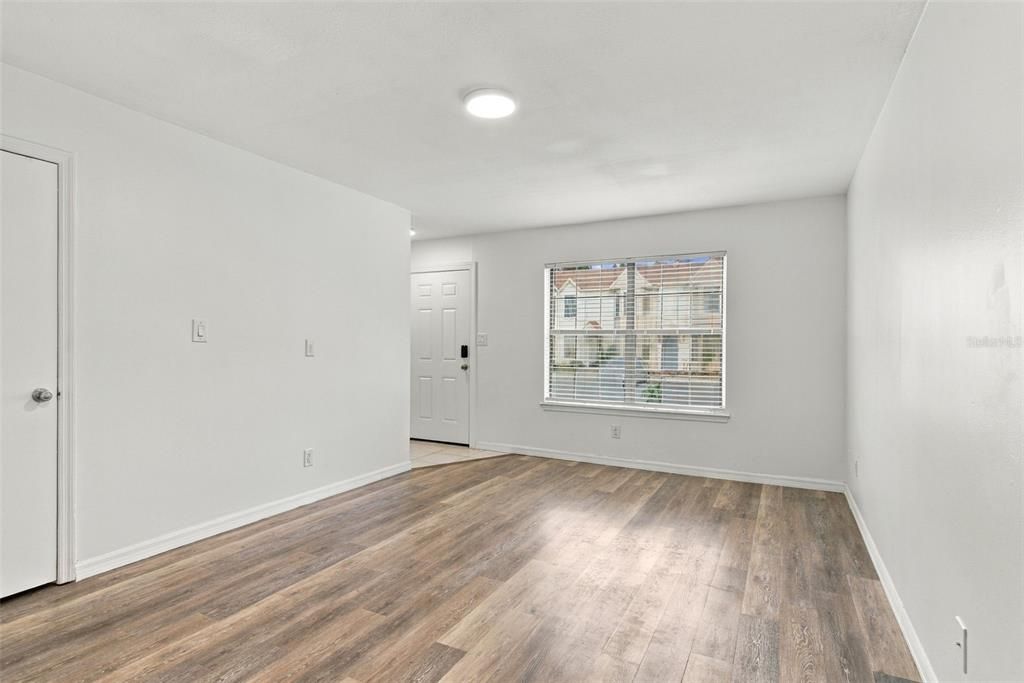 For Sale: $165,000 (2 beds, 1 baths, 896 Square Feet)
