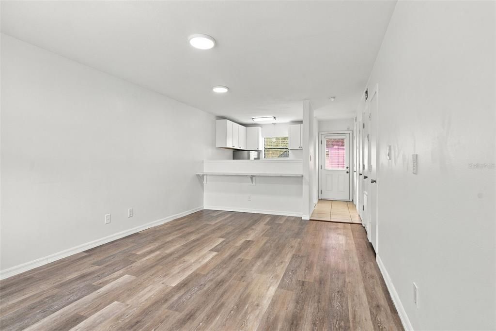 For Sale: $165,000 (2 beds, 1 baths, 896 Square Feet)