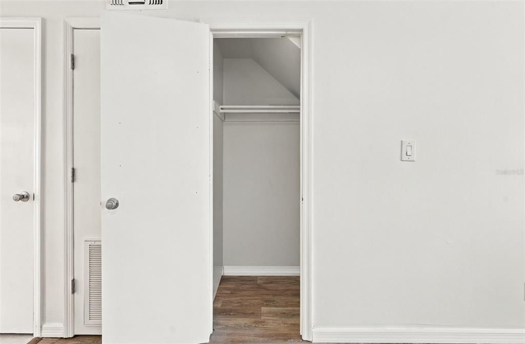 For Sale: $165,000 (2 beds, 1 baths, 896 Square Feet)