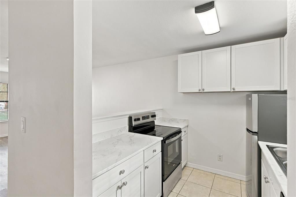 For Sale: $165,000 (2 beds, 1 baths, 896 Square Feet)