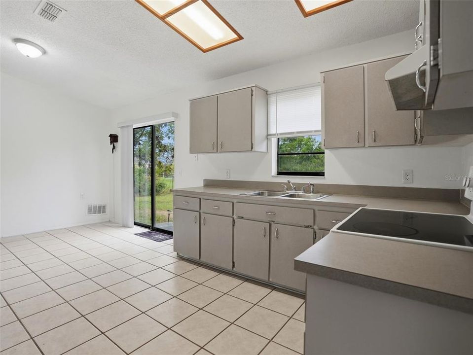 En Venta: $230,000 (2 camas, 2 baños, 1088 Pies cuadrados)