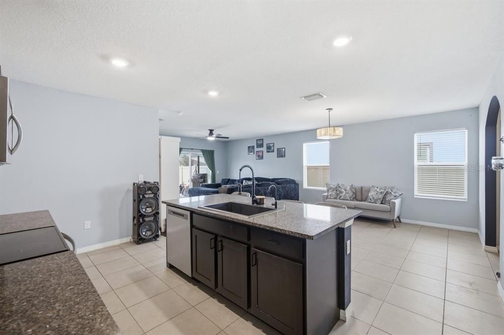 En Venta: $379,900 (5 camas, 3 baños, 2522 Pies cuadrados)