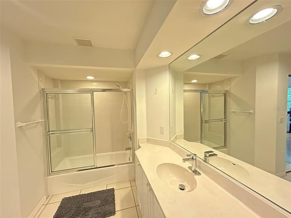 В аренду: $3,000 (2 спален, 2 ванн, 1215 Квадратных фут)
