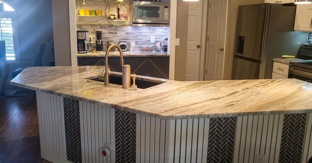 En Venta: $374,900 (3 camas, 3 baños, 2001 Pies cuadrados)