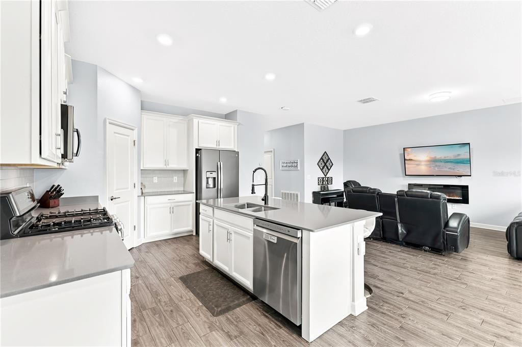 For Sale: $359,900 (4 beds, 2 baths, 1939 Square Feet)