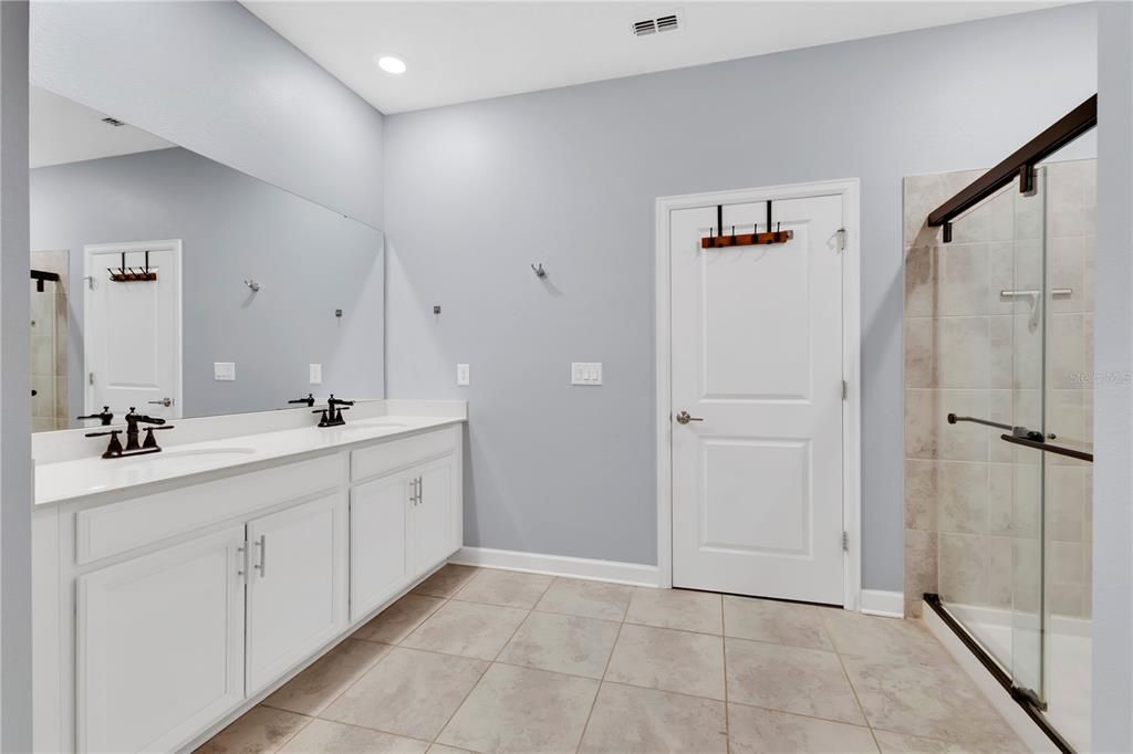 For Sale: $359,900 (4 beds, 2 baths, 1939 Square Feet)