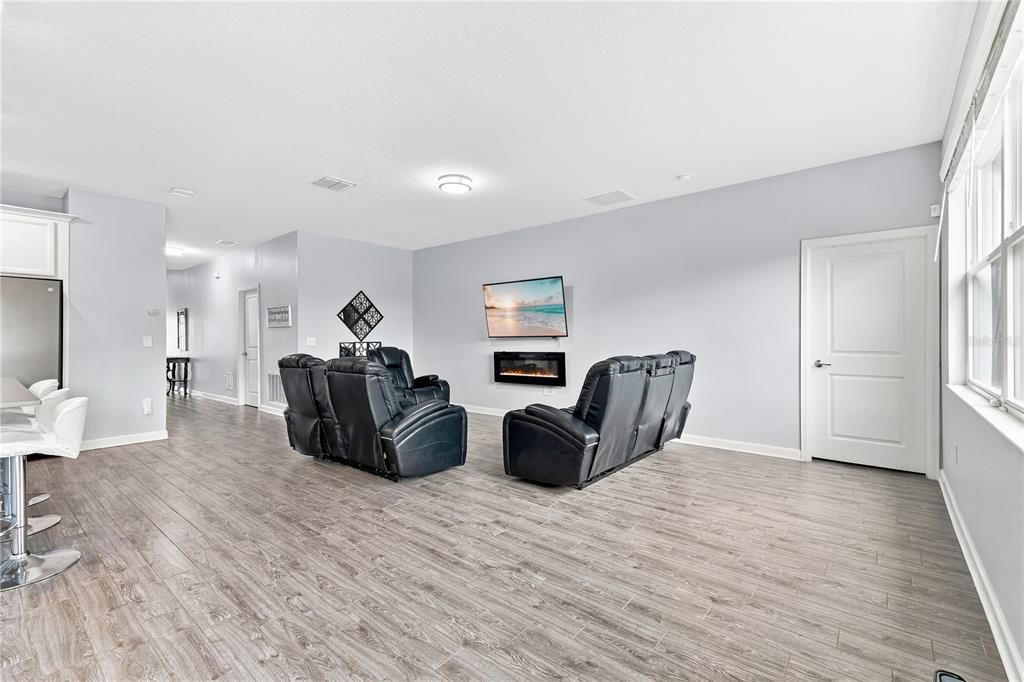 For Sale: $359,900 (4 beds, 2 baths, 1939 Square Feet)