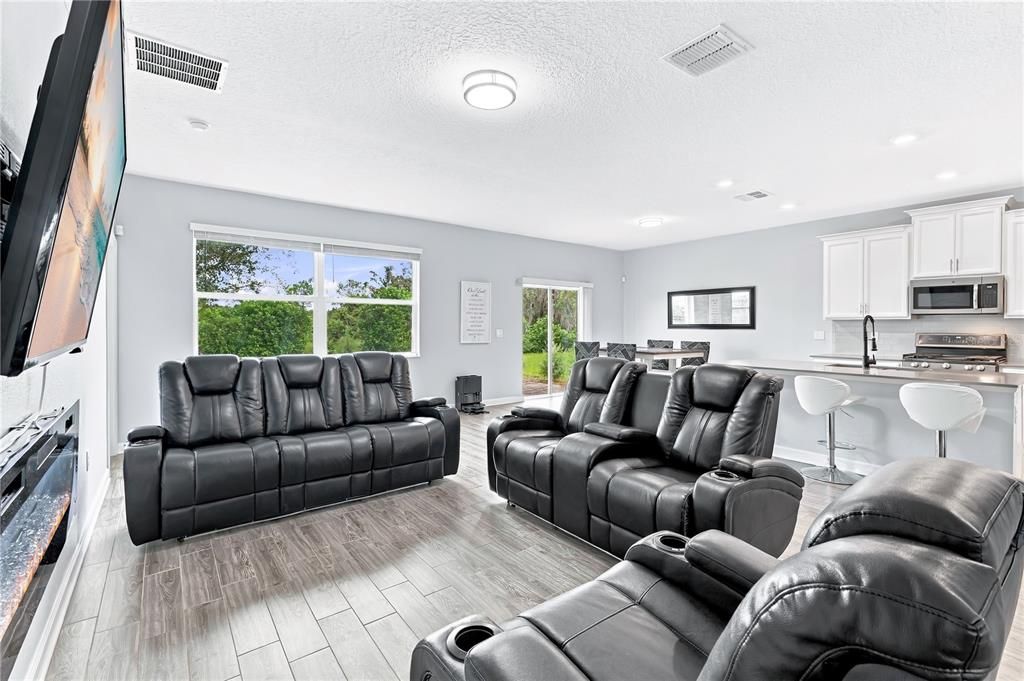 For Sale: $359,900 (4 beds, 2 baths, 1939 Square Feet)