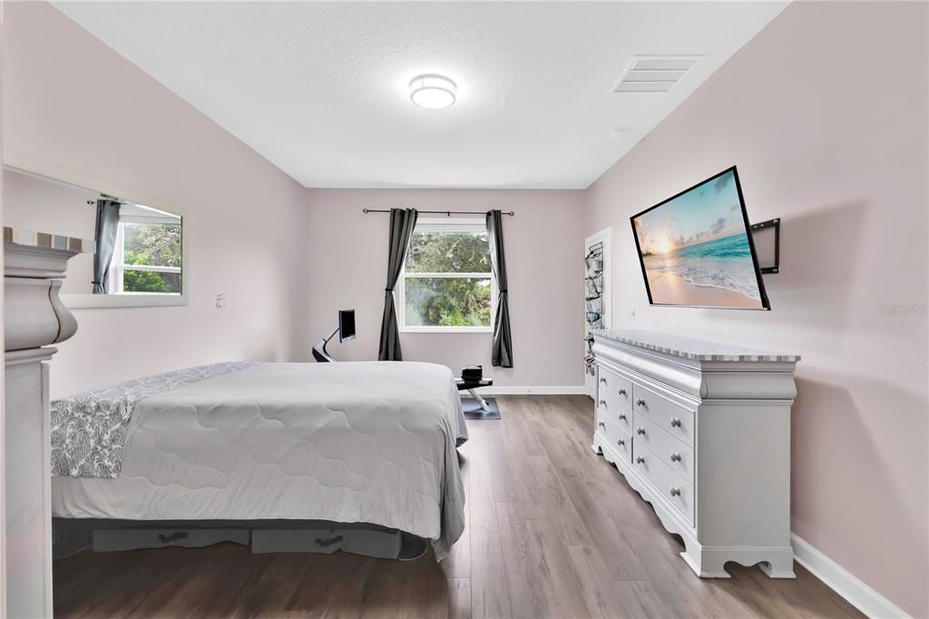 For Sale: $359,900 (4 beds, 2 baths, 1939 Square Feet)