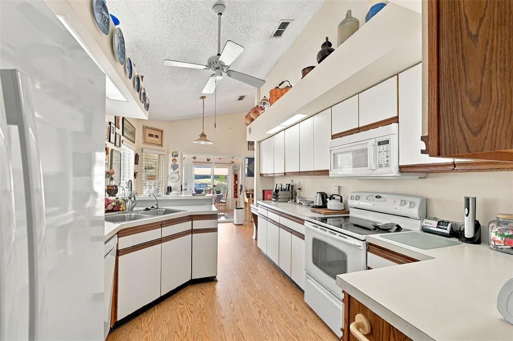 На продажу: $258,900 (2 спален, 2 ванн, 1782 Квадратных фут)
