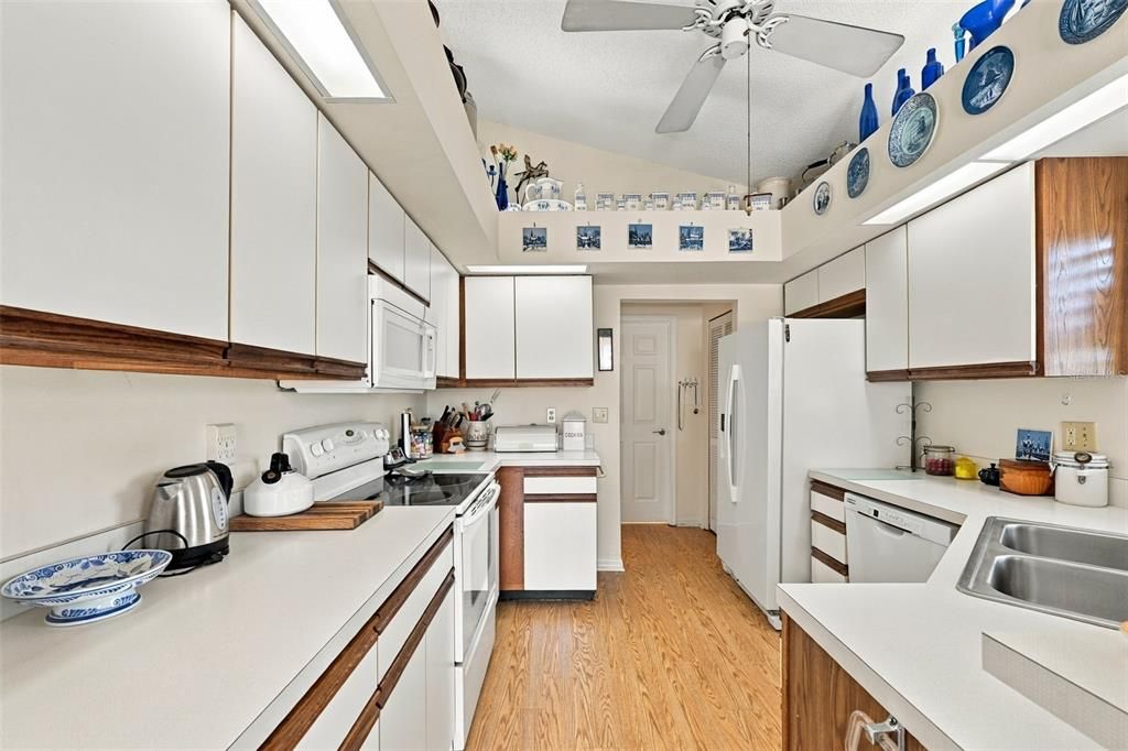 На продажу: $258,900 (2 спален, 2 ванн, 1782 Квадратных фут)