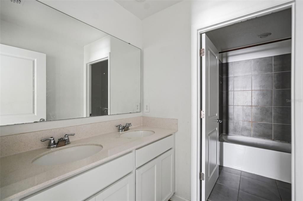 En Venta: $339,000 (5 camas, 2 baños, 2430 Pies cuadrados)