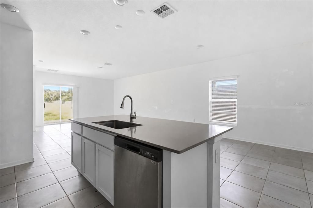 En Venta: $339,000 (5 camas, 2 baños, 2430 Pies cuadrados)