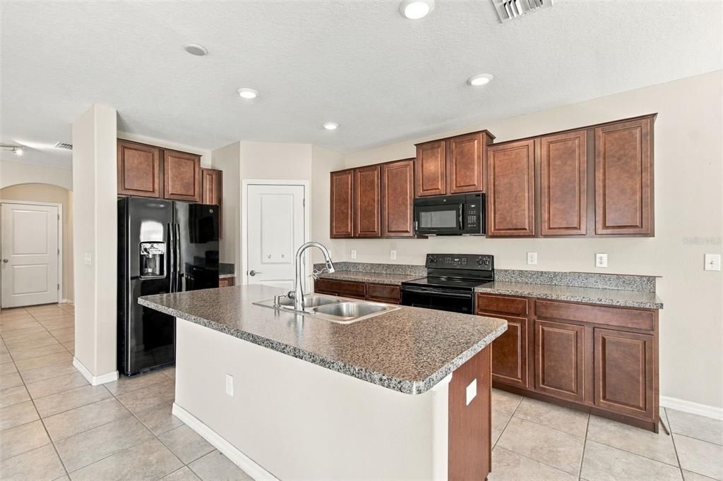 En Venta: $385,000 (4 camas, 2 baños, 2109 Pies cuadrados)