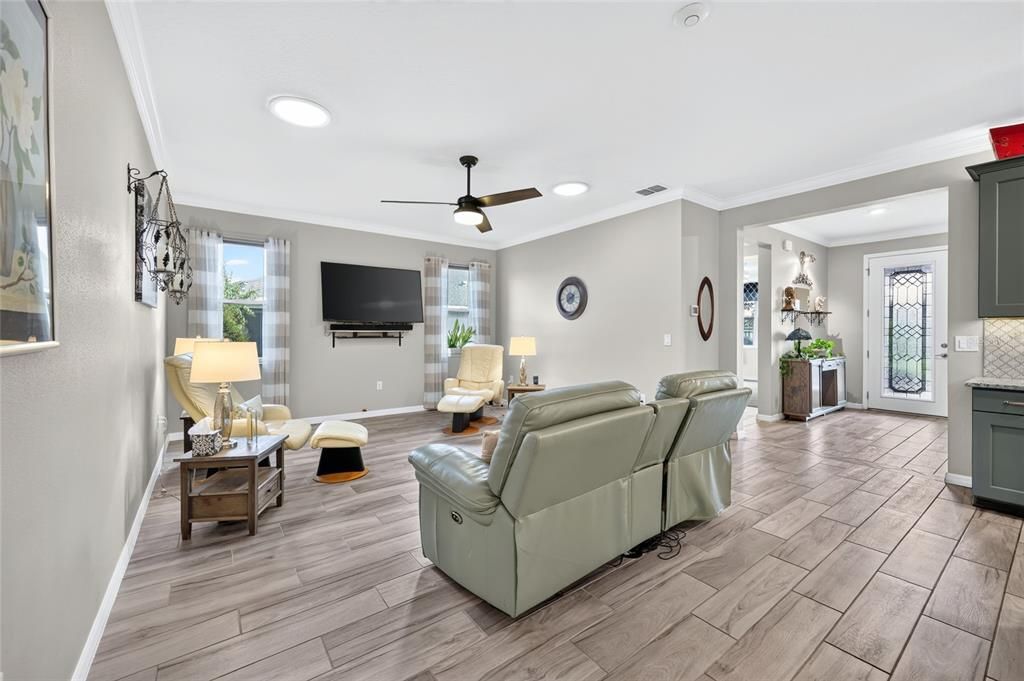 For Sale: $398,900 (2 beds, 2 baths, 2297 Square Feet)