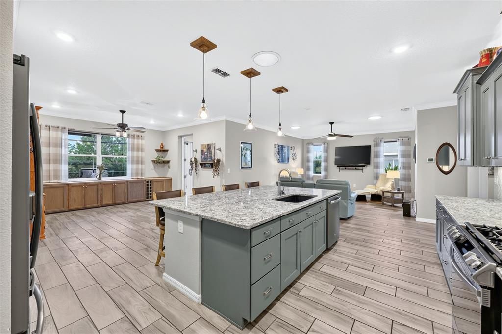 For Sale: $398,900 (2 beds, 2 baths, 2297 Square Feet)