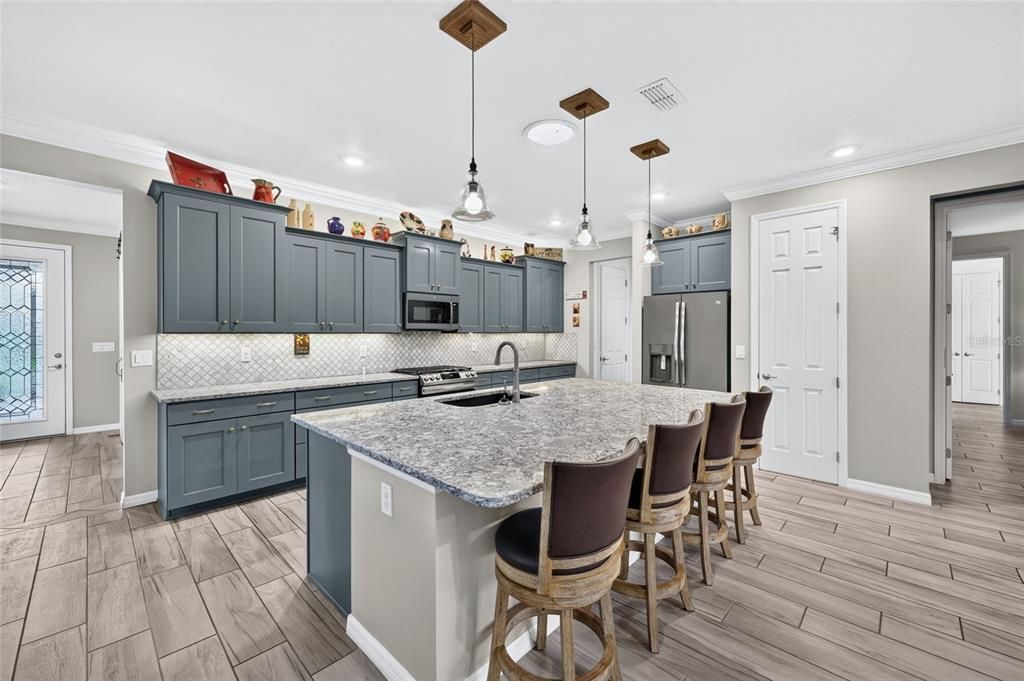 For Sale: $398,900 (2 beds, 2 baths, 2297 Square Feet)