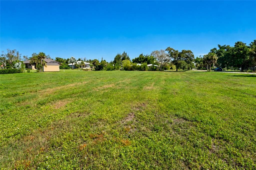 待售: $365,000 (1.20 acres)