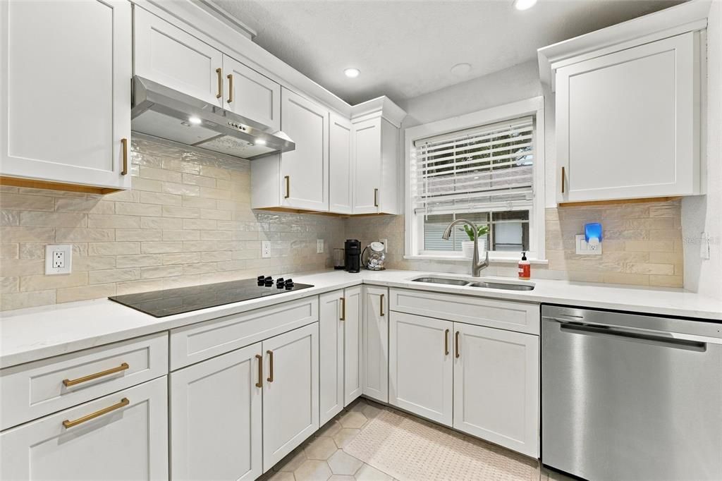 На продажу: $399,000 (2 спален, 2 ванн, 1054 Квадратных фут)