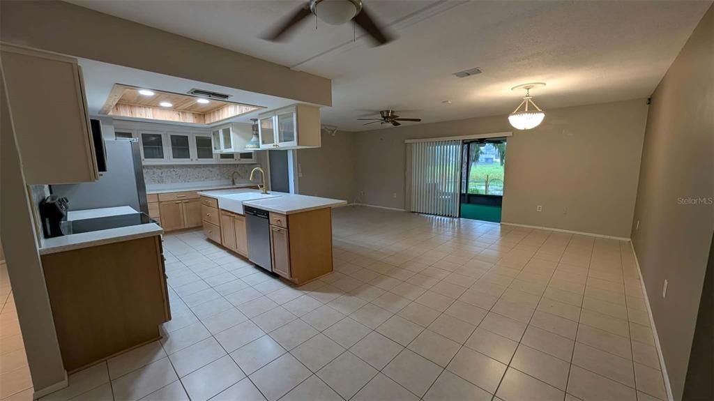 На продажу: $389,900 (4 спален, 2 ванн, 1994 Квадратных фут)