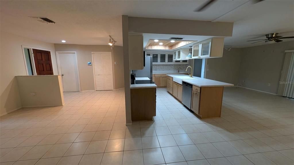 На продажу: $389,900 (4 спален, 2 ванн, 1994 Квадратных фут)