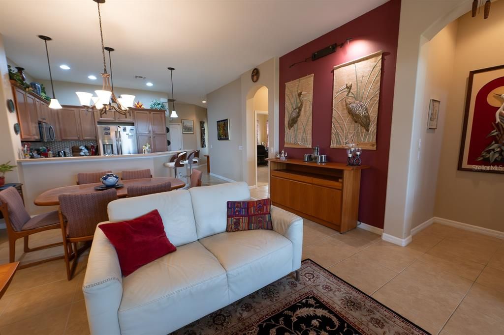 For Sale: $285,000 (2 beds, 2 baths, 1387 Square Feet)