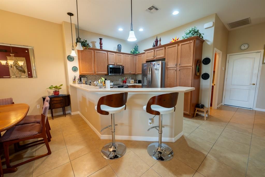 For Sale: $285,000 (2 beds, 2 baths, 1387 Square Feet)