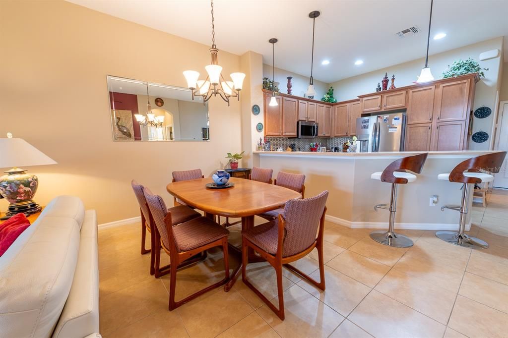 For Sale: $285,000 (2 beds, 2 baths, 1387 Square Feet)