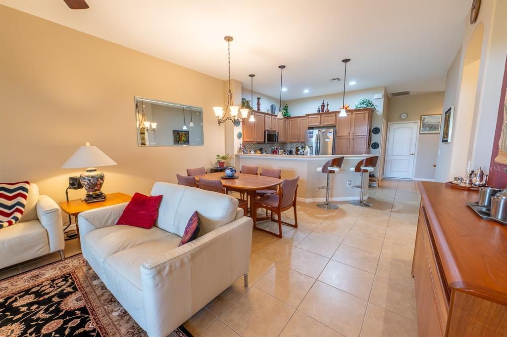 For Sale: $285,000 (2 beds, 2 baths, 1387 Square Feet)