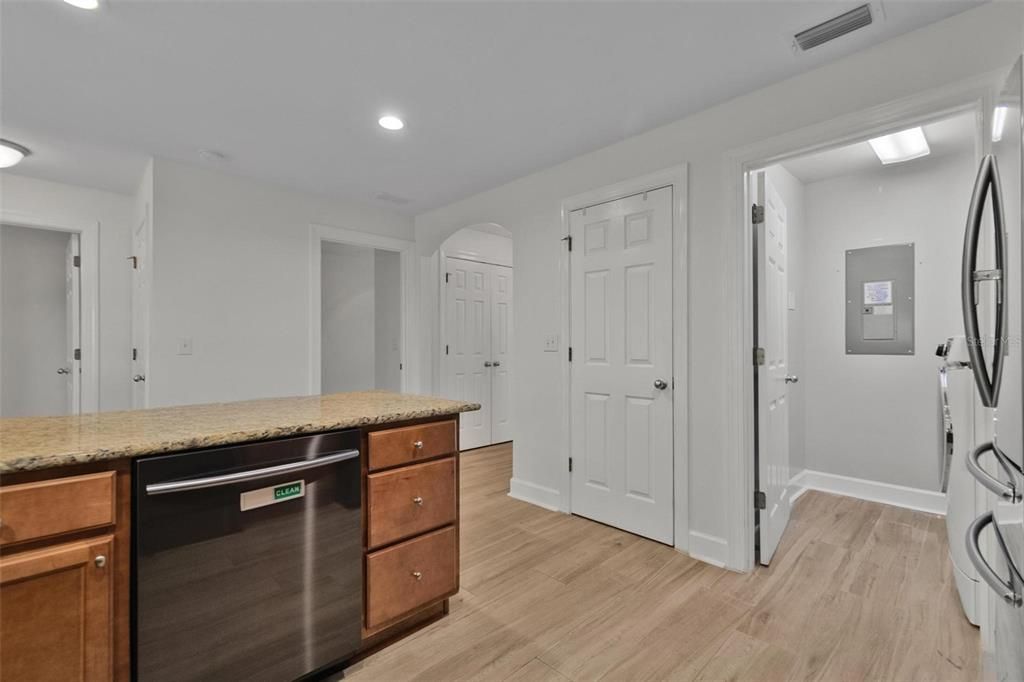 На продажу: $325,000 (3 спален, 2 ванн, 1804 Квадратных фут)