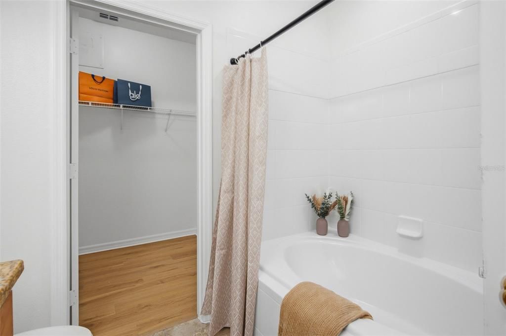 For Sale: $400,000 (4 beds, 2 baths, 1706 Square Feet)